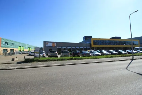 Bedrijventerrein aan de Niels Bohrweg met geparkeerde auto's en moderne bedrijfspanden.